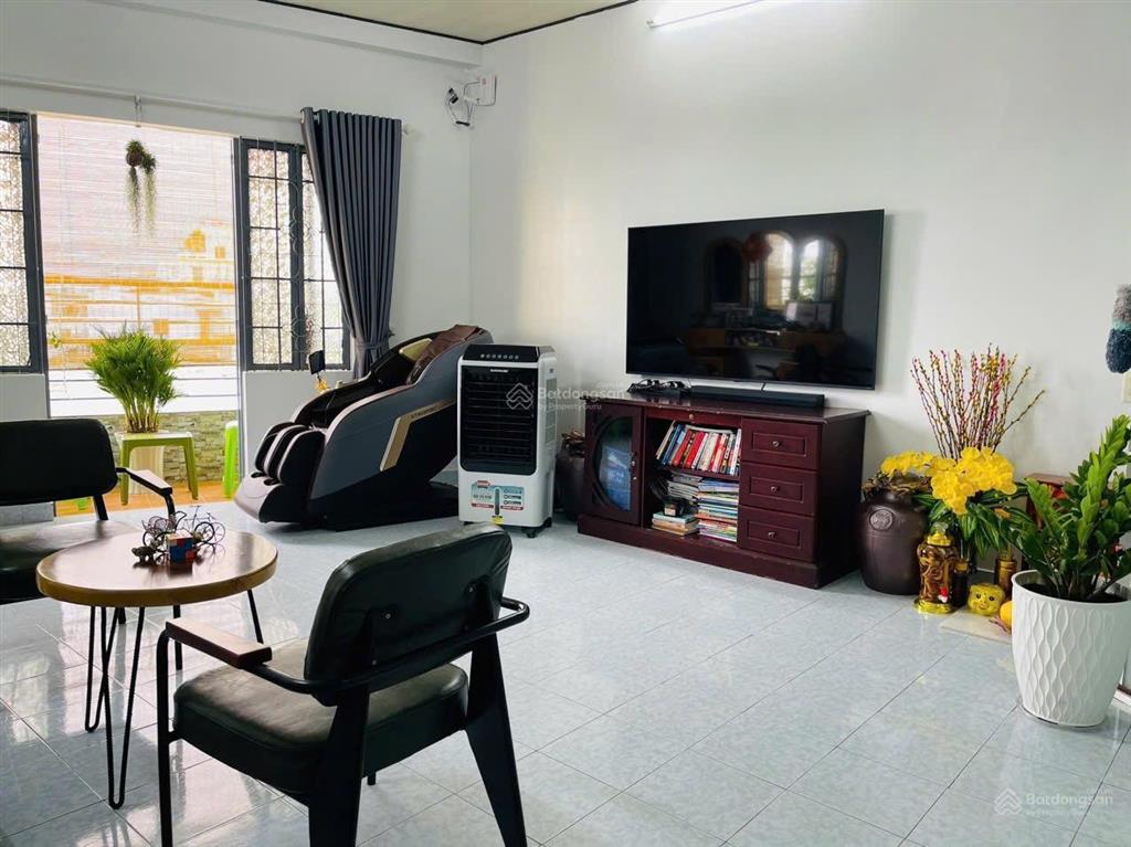 Bán căn hộ ngay cổng chợ đầm 108m2 gần biển vài bước chân.