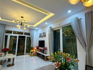 Cho thuê biệt thự đẹp 200m2 ngang 10m nội thất mới, đối diện sân bóng thoáng mát.