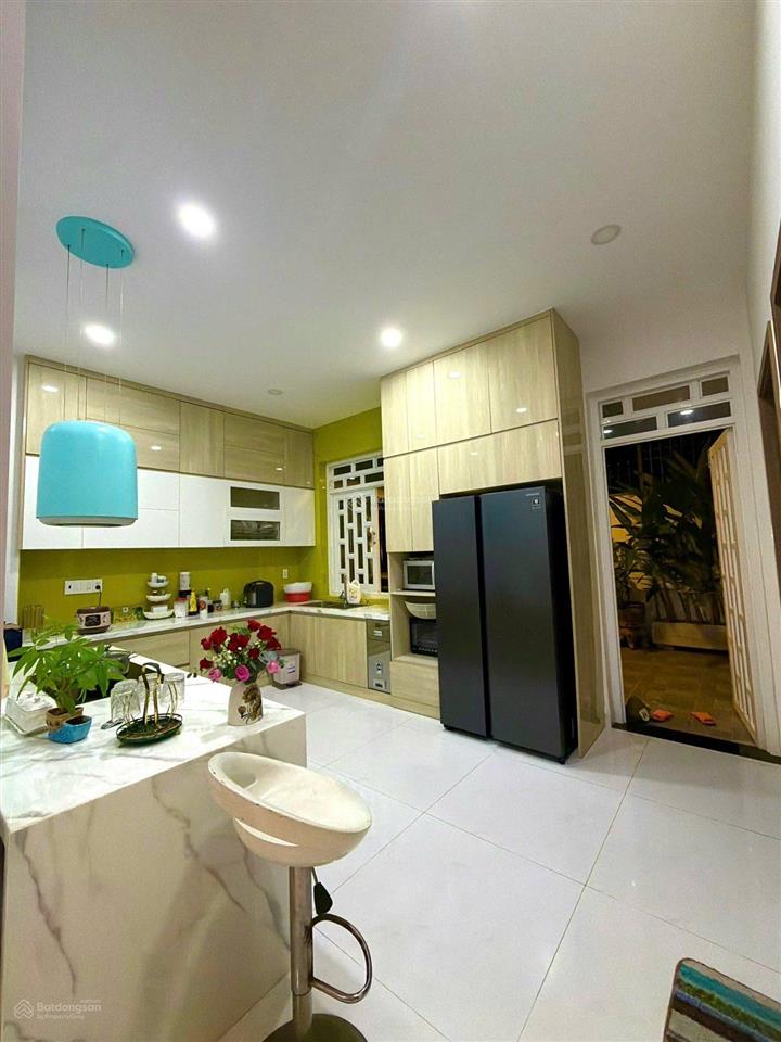 Cho thuê biệt thự đẹp 200m2 ngang 10m nội thất mới, đối diện sân bóng thoáng mát.