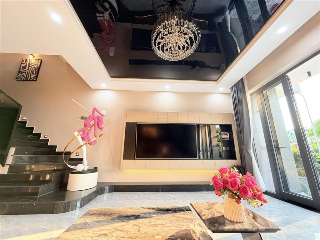 Bán nhà chuẩn luxury gói 8mỹ gia capella view đối diện hồ bơi.