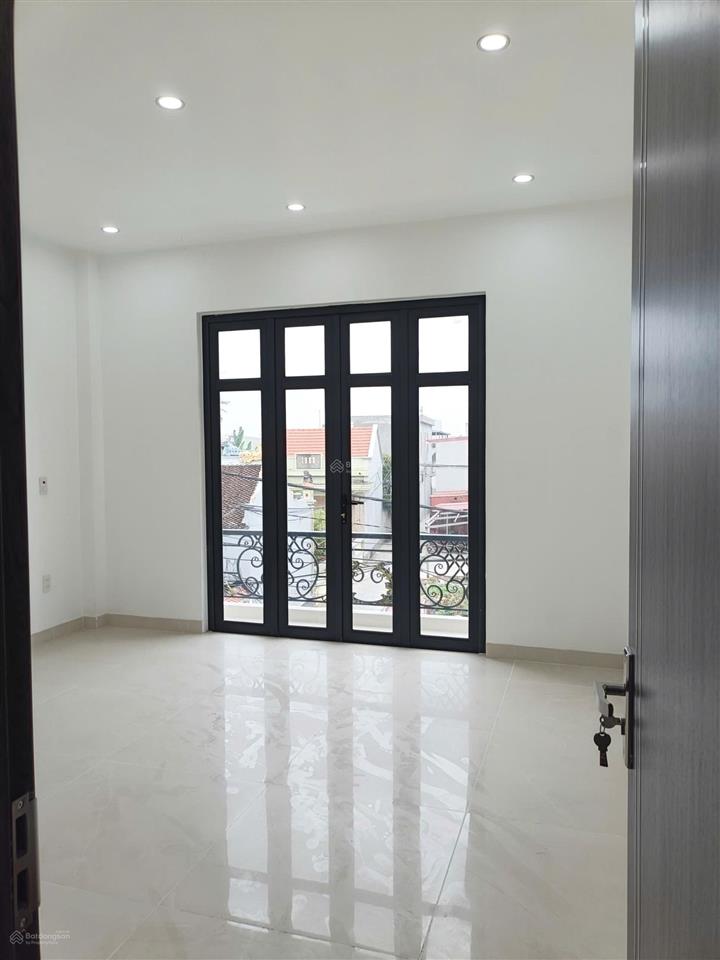 Nhà 4 tầng mặt đường, chỉ với 4,5 tỷ (nhà mặt đường giá như trong ngõ  cần bán trong tháng)