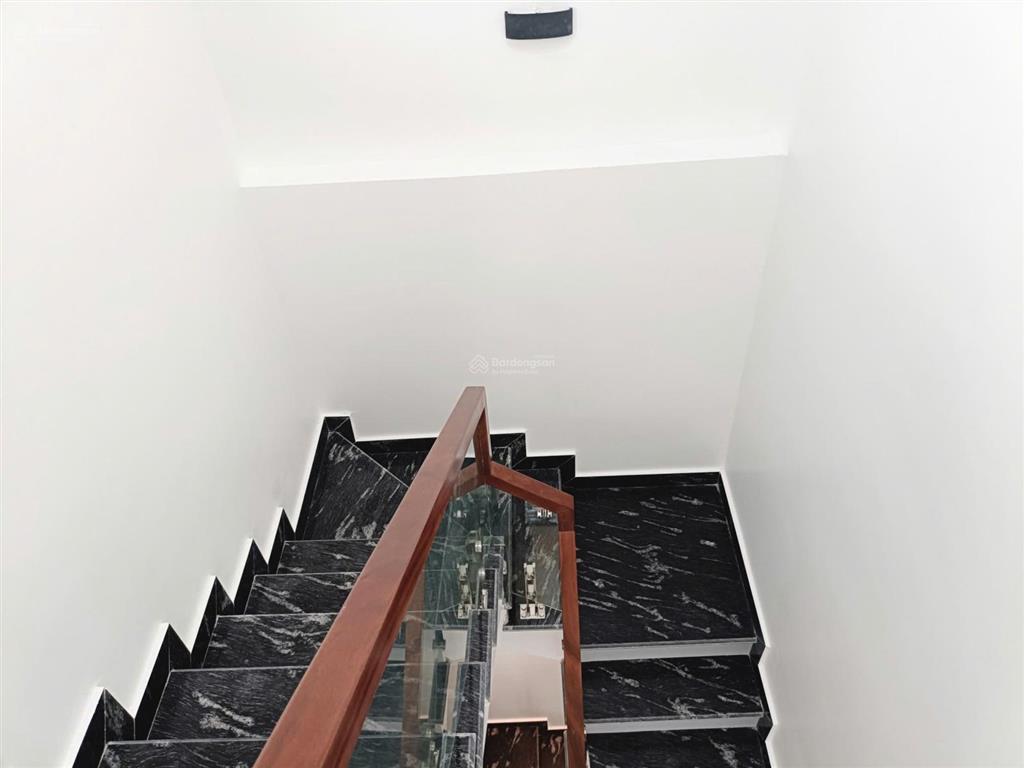 Nhà 4 tầng mặt đường, chỉ với 4,5 tỷ (nhà mặt đường giá như trong ngõ  cần bán trong tháng)