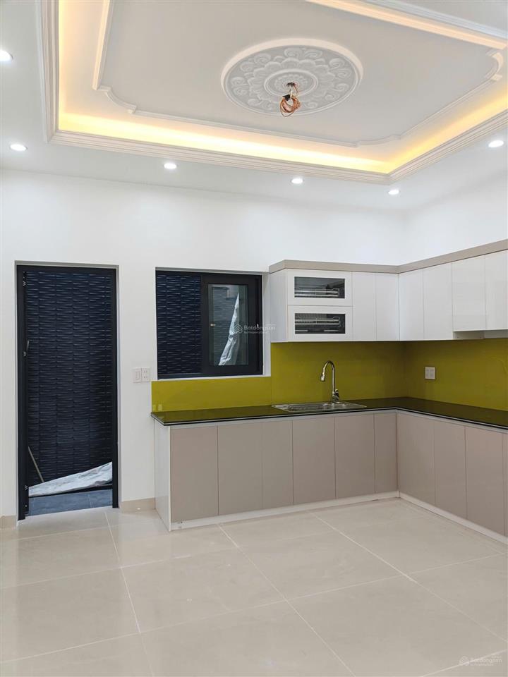 Nhà 4 tầng mặt đường, chỉ với 4,5 tỷ (nhà mặt đường giá như trong ngõ  cần bán trong tháng)