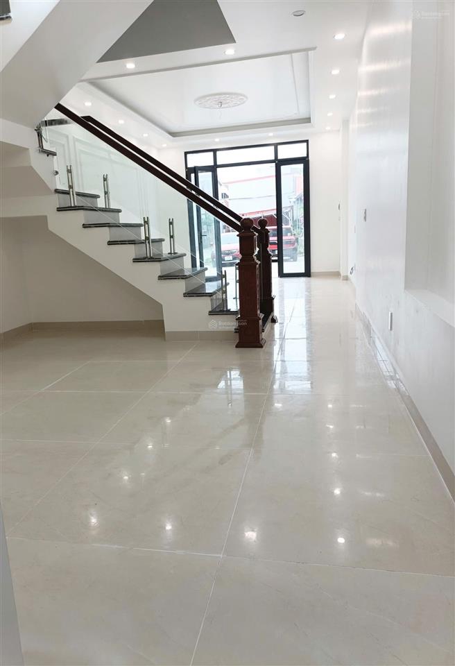 Nhà 4 tầng mặt đường, chỉ với 4,5 tỷ (nhà mặt đường giá như trong ngõ  cần bán trong tháng)