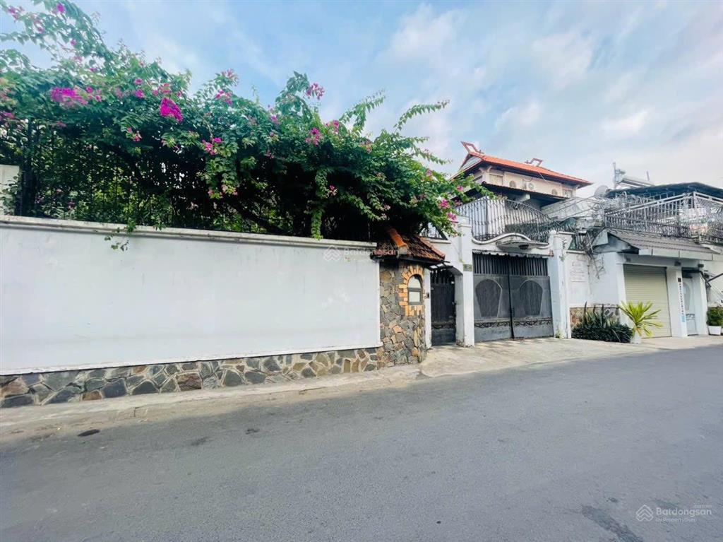 Bán góc 2 đường 39, 250 tỷ, 1018 m2, hướng nam, đang cho thuê giá re( nhà. nhỏ )1500$/ tháng