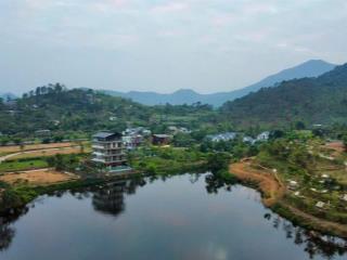 Ở đâu có đất nghỉ dưỡng view nhìn đồi thông và hồ nước như thế này?