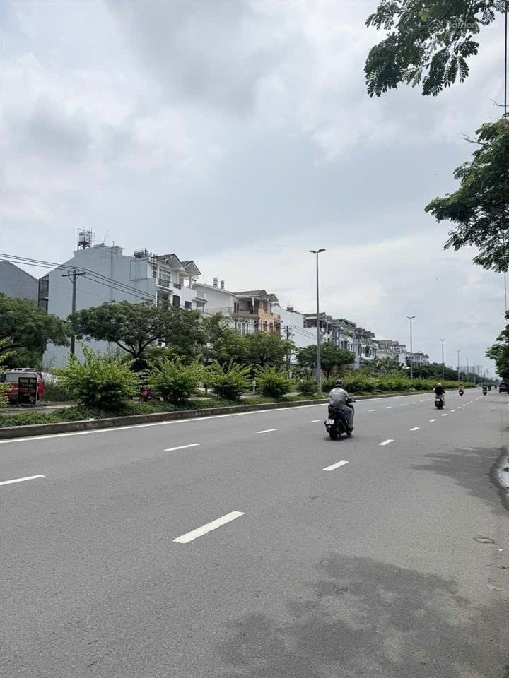Bán nhà mặt tiền , lô gốc ,phạm hùng 300m2 ,ngang 15m chỉ 13,5 tỷ