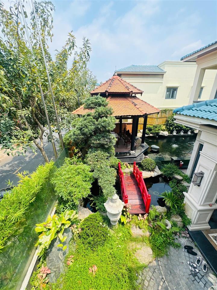 Bán biệt thự quận 12, 3 lầu , 7 phòng ngủ . 430m2 sân vườn, ao cá chỉ 42 tỷ