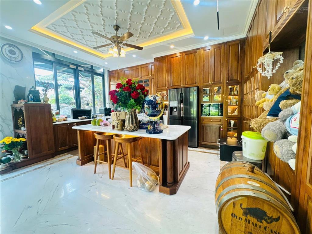 Bán biệt thự quận 12, 3 lầu , 7 phòng ngủ . 430m2 sân vườn, ao cá chỉ 42 tỷ