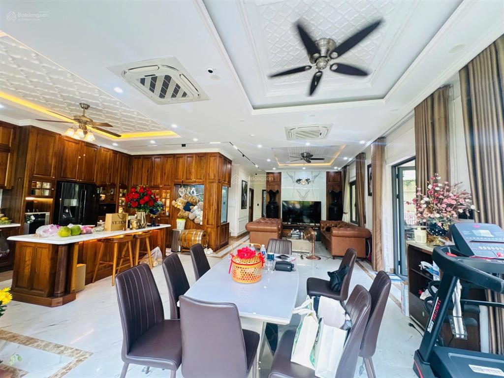 Bán biệt thự quận 12, 3 lầu , 7 phòng ngủ . 430m2 sân vườn, ao cá chỉ 42 tỷ