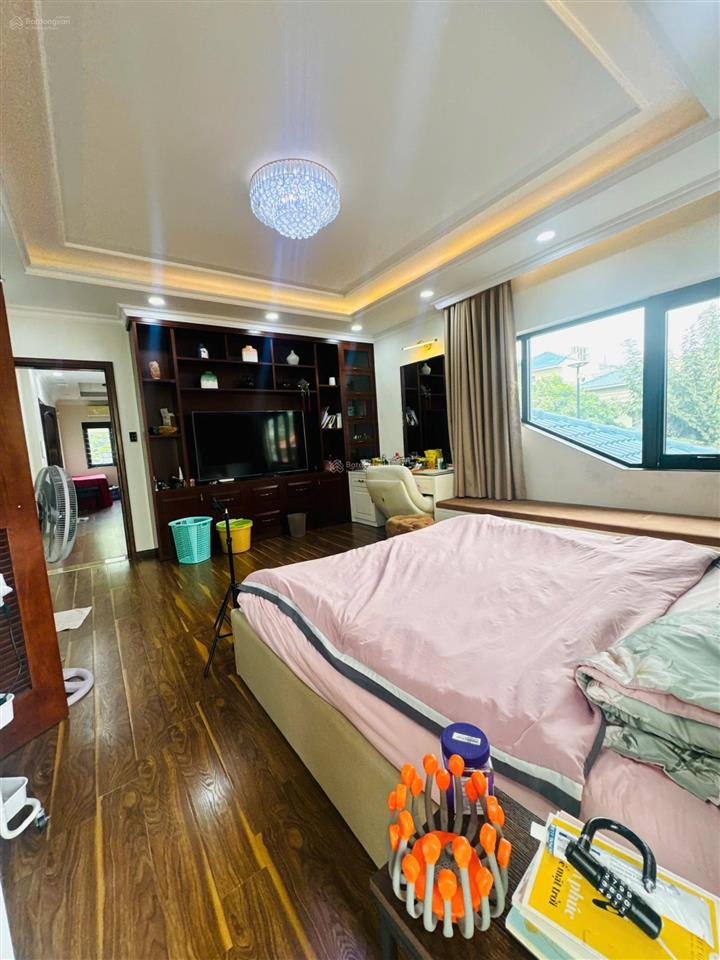 Bán biệt thự quận 12, 3 lầu , 7 phòng ngủ . 430m2 sân vườn, ao cá chỉ 42 tỷ