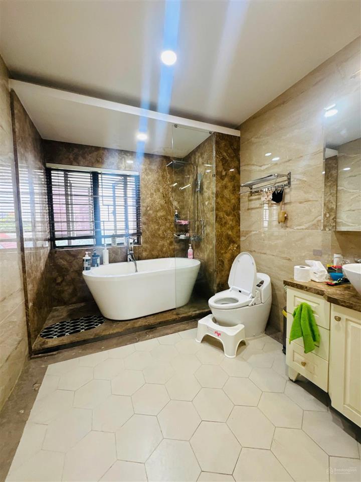 Bán biệt thự quận 12, 3 lầu , 7 phòng ngủ . 430m2 sân vườn, ao cá chỉ 42 tỷ