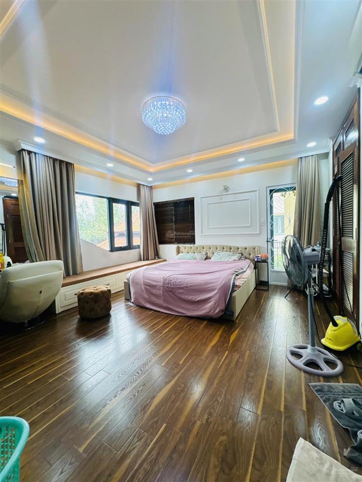 Bán biệt thự quận 12, 3 lầu , 7 phòng ngủ . 430m2 sân vườn, ao cá chỉ 42 tỷ