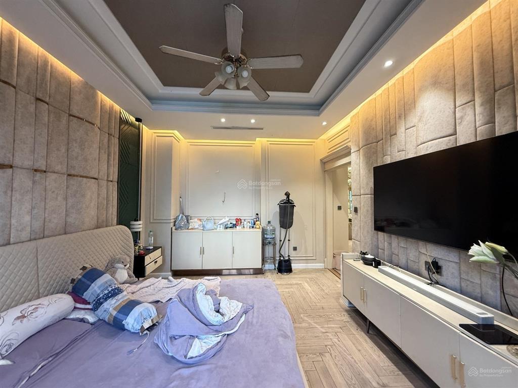 Bán nhà himlam quận 7, hầm, 5 lầu, thang máy, 8pn chỉ 50 tỷ