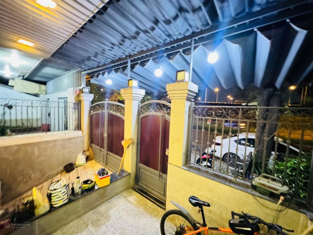 Bán biệt thự ven sông sadeco đối diện gmit, hầm, 4 lầu, 7pn, thang máy chỉ 31 tỷ