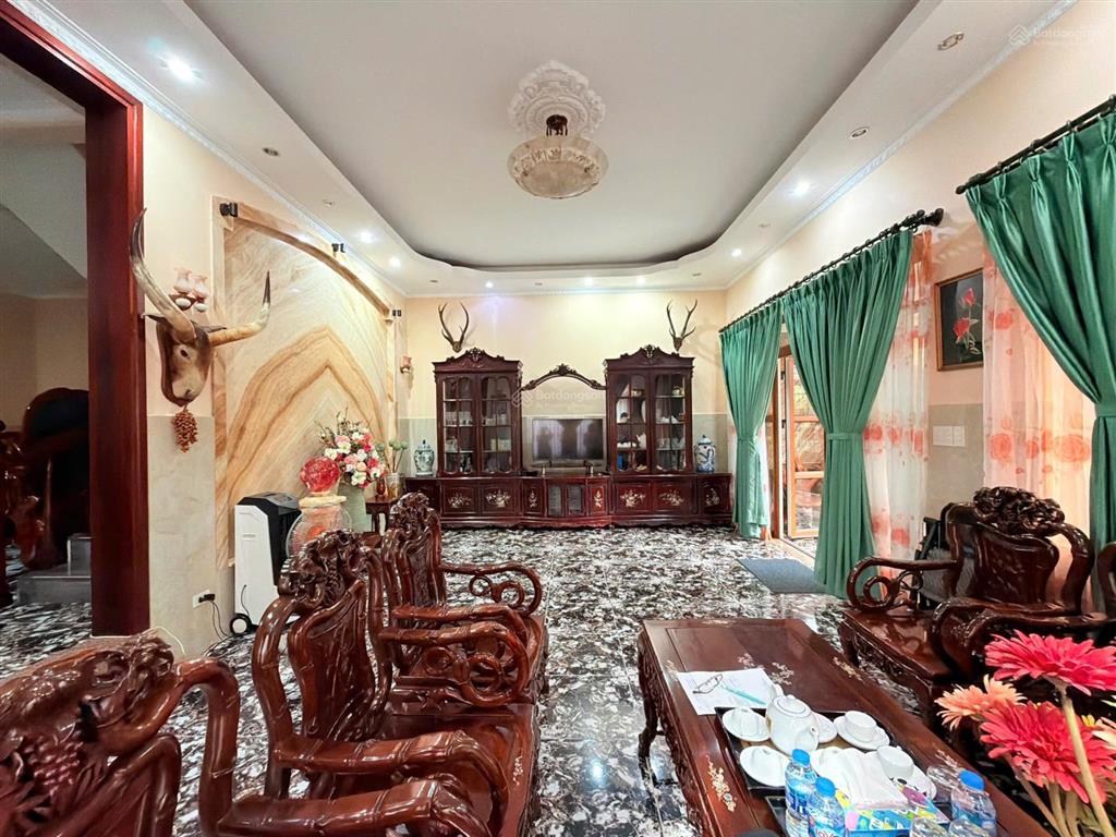 Bán biệt thự cổ quận 10, 3 lầu, 8pn, 182m2 chỉ 46,5 tỷ