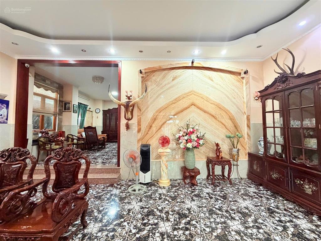 Bán biệt thự cổ quận 10, 3 lầu, 8pn, 182m2 chỉ 46,5 tỷ