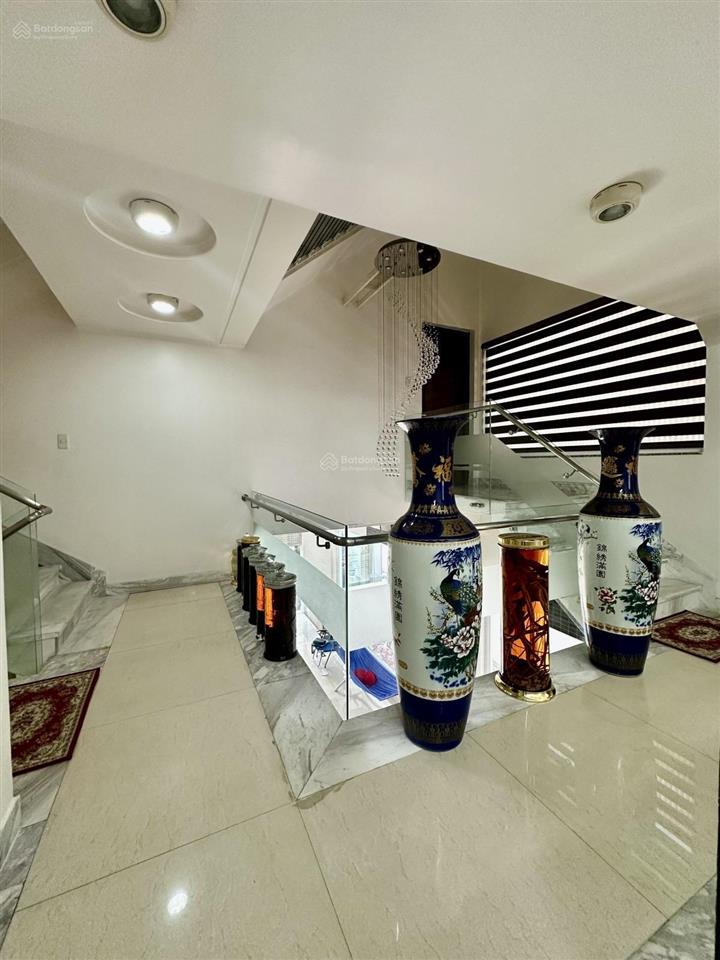 Bán biệt thự khu tên lửa, 200m2, hầm, 3 lầu, sân thượng chỉ 28 tỷ