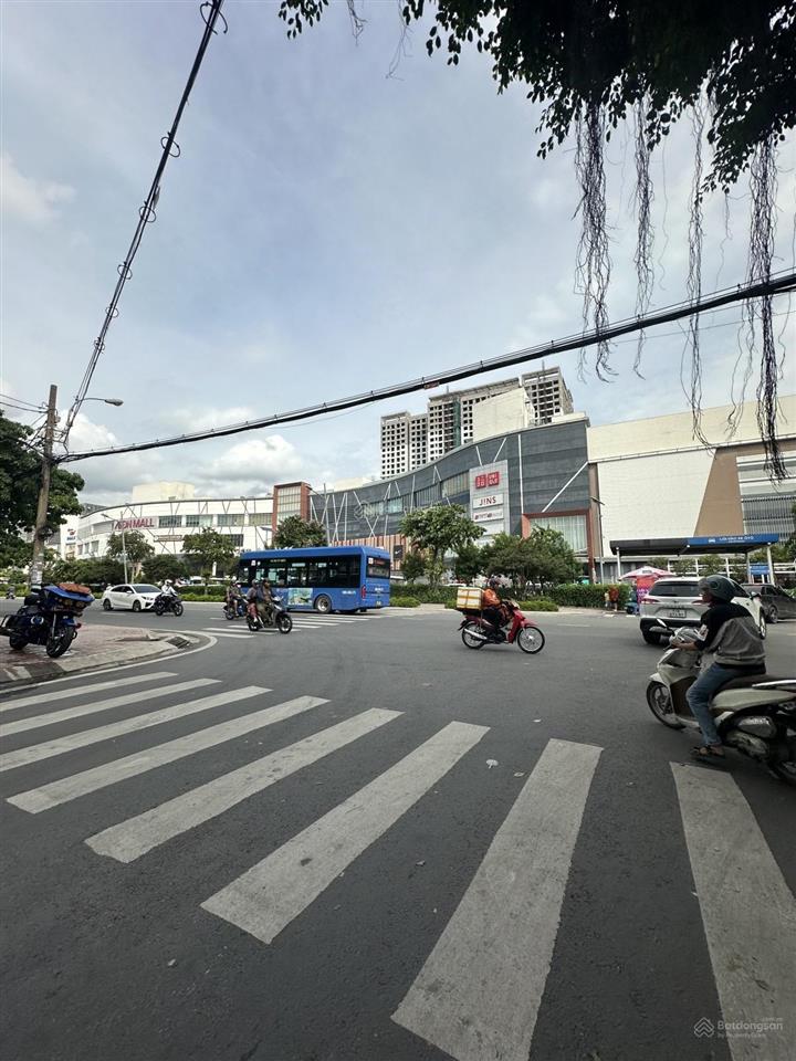Bán biệt thự khu tên lửa, 200m2, hầm, 3 lầu, sân thượng chỉ 28 tỷ