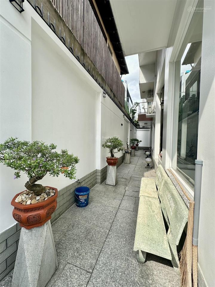 Bán biệt thự khu tên lửa, 200m2, hầm, 3 lầu, sân thượng chỉ 28 tỷ