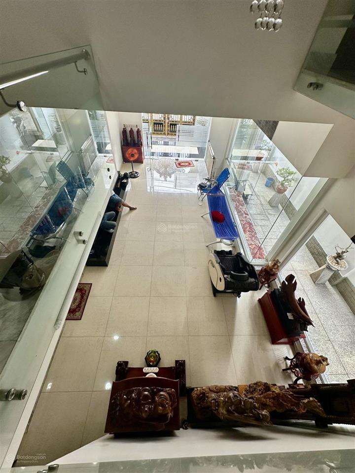 Bán biệt thự khu tên lửa, 200m2, hầm, 3 lầu, sân thượng chỉ 28 tỷ