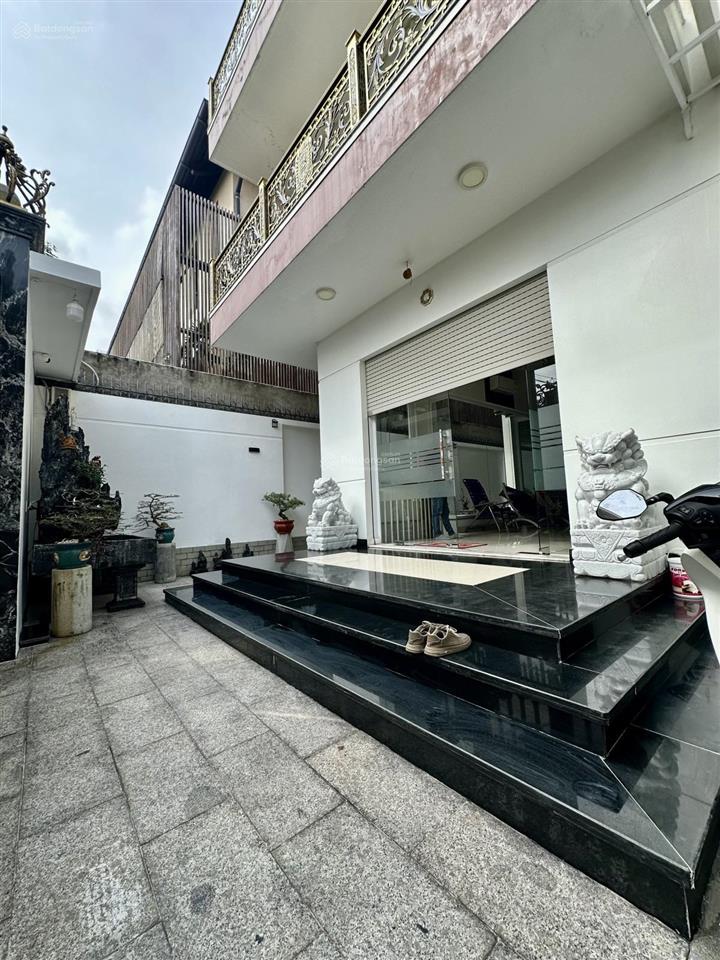 Bán biệt thự khu tên lửa, 200m2, hầm, 3 lầu, sân thượng chỉ 28 tỷ