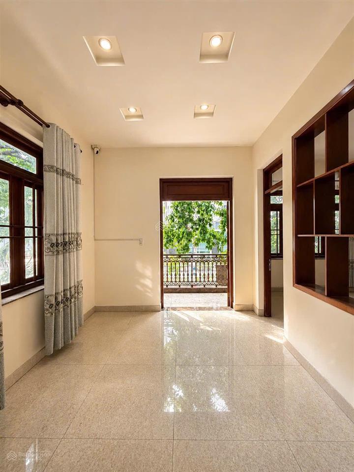 Bán biệt thự khi sân bay, 3 lầu, 348m2 đường sông nhuệ, tân bình có 7pn chỉ 64 tỷ