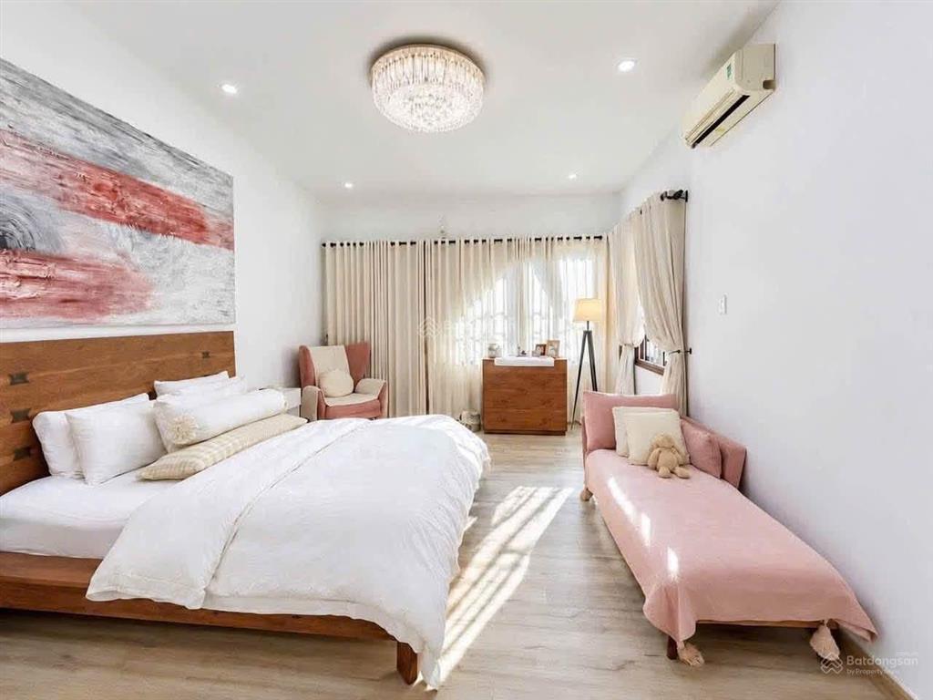 Bán biệt thự chữa lành cách mạng tháng tám, tân bình, 3 lầu, 5pn, 200m2 chỉ 37,5 tỷ