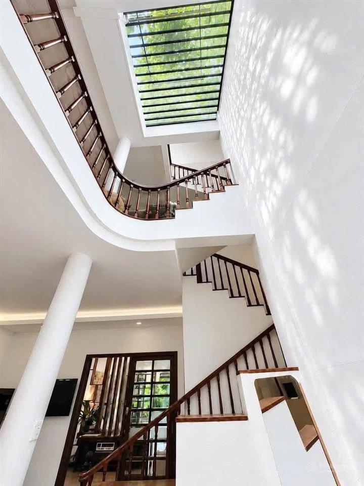 Bán biệt thự chữa lành cách mạng tháng tám, tân bình, 3 lầu, 5pn, 200m2 chỉ 37,5 tỷ