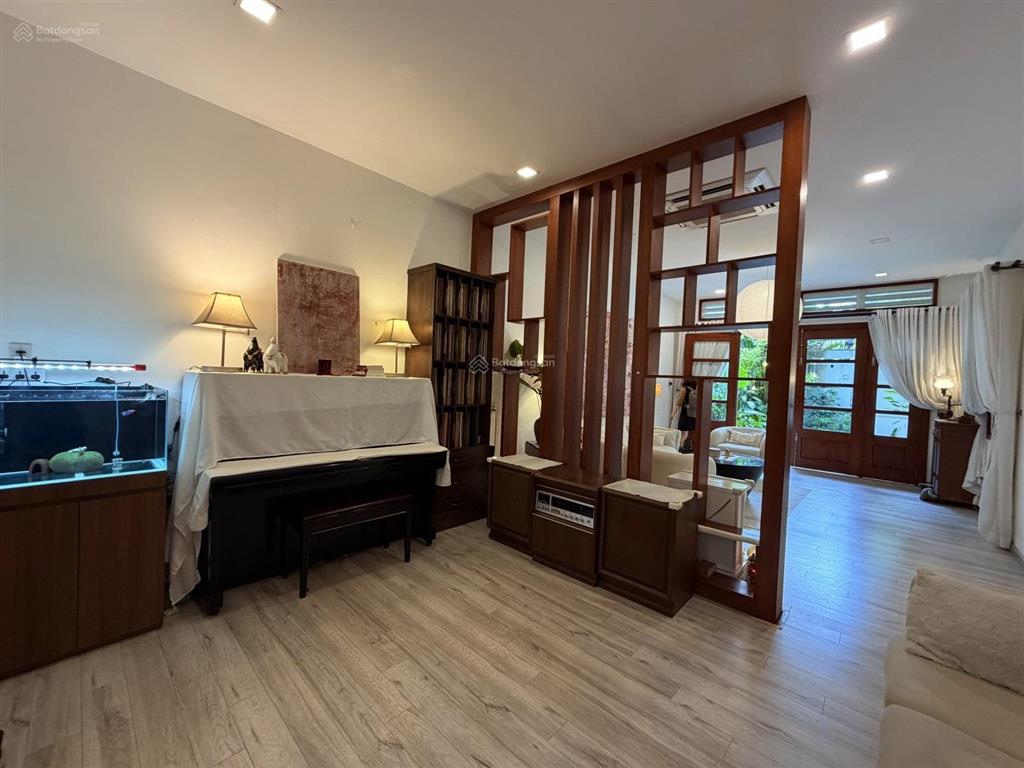 Bán biệt thự chữa lành cách mạng tháng tám, tân bình, 3 lầu, 5pn, 200m2 chỉ 37,5 tỷ