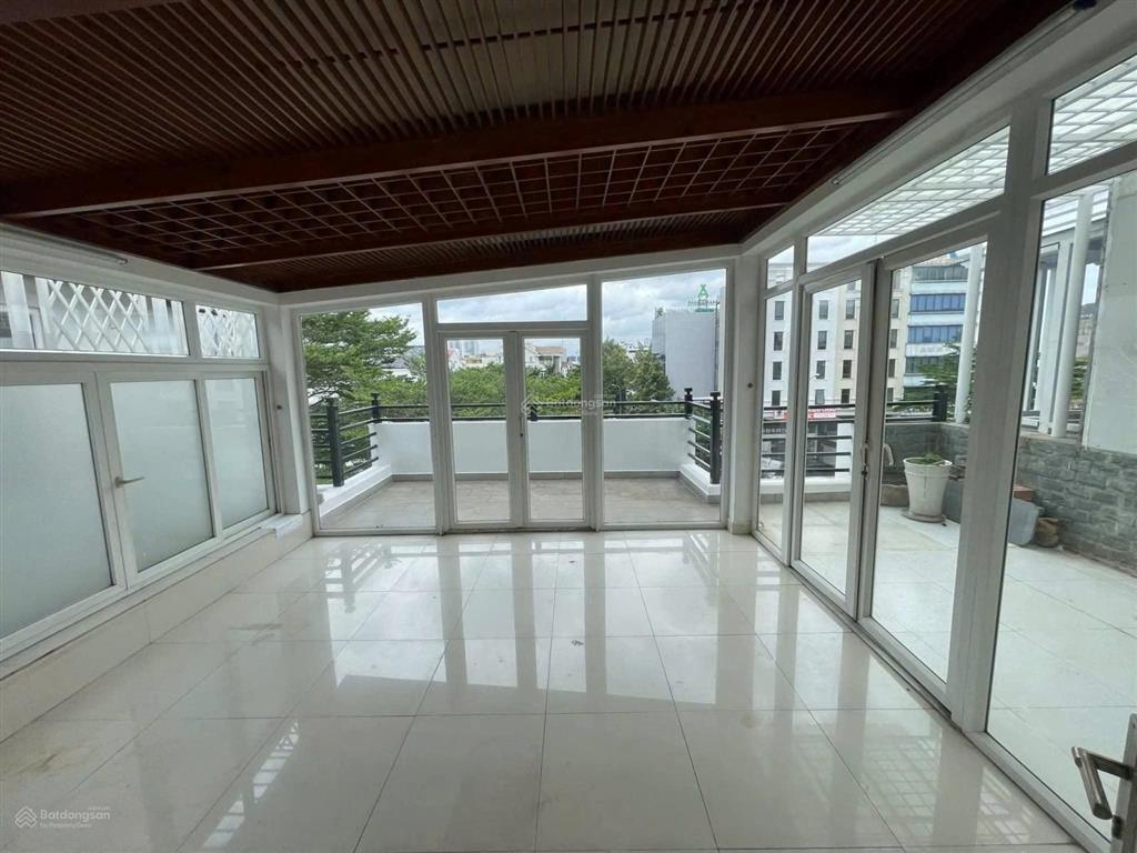 Cho thuê nhà mặt tiền đường trương văn bang, 8x20, hầm trệt 2 lầu sân thượng, giá 75tr/th
