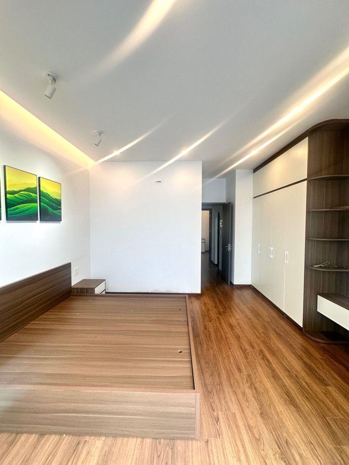 Bán nhà Bà Triệu lô góc 50m mt4.7m 5t, trước nhà rộng,ngõ nông,vài bước ra phố an sinh