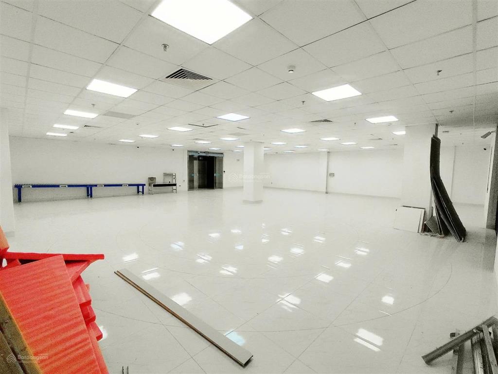 Sàn văn phòng 220m  ngã tư tố hữu, vạn phúc  có hầm để xe  ngăn 4 phòng