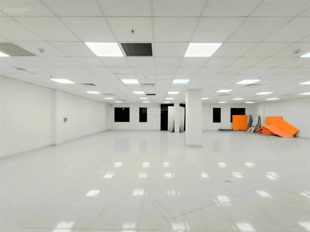 Sàn văn phòng 220m  ngã tư tố hữu, vạn phúc  có hầm để xe  ngăn 4 phòng