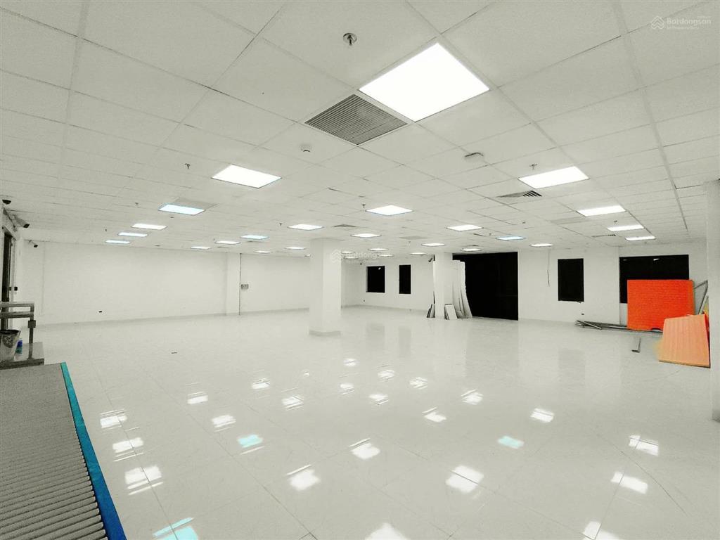Sàn văn phòng 220m  ngã tư tố hữu, vạn phúc  có hầm để xe  ngăn 4 phòng