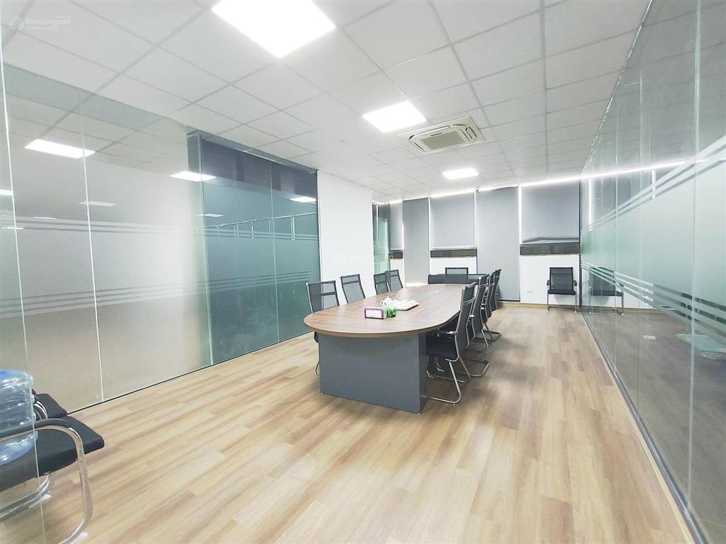 Sàn văn phòng 250m  ngăn sẵn 8 phòng vách kính  3 tầng hầm  ngồi được 200 nhân sự