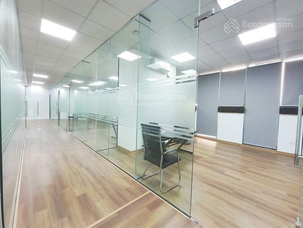Sàn văn phòng 250m  ngăn sẵn 8 phòng vách kính  3 tầng hầm  ngồi được 200 nhân sự