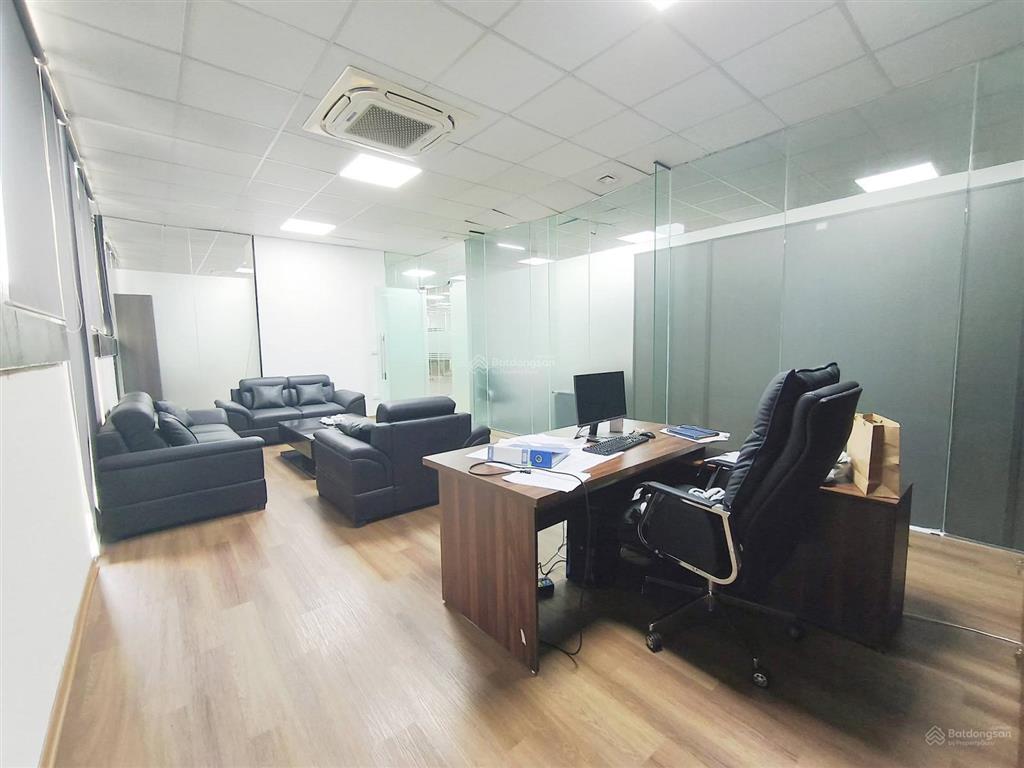 Sàn văn phòng 250m  ngăn sẵn 8 phòng vách kính  3 tầng hầm  ngồi được 200 nhân sự