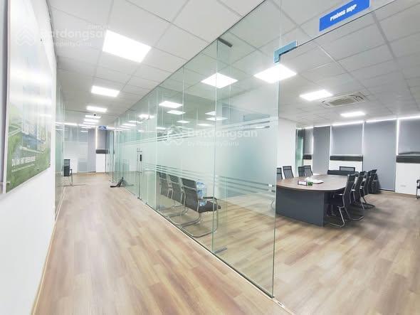 Sàn văn phòng 250m  ngăn sẵn 8 phòng vách kính  3 tầng hầm  ngồi được 200 nhân sự