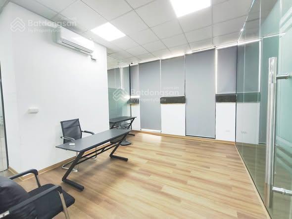 Sàn văn phòng 250m  ngăn sẵn 8 phòng vách kính  3 tầng hầm  ngồi được 200 nhân sự