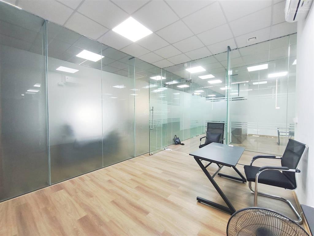 Sàn văn phòng 250m  ngăn sẵn 8 phòng vách kính  3 tầng hầm  ngồi được 200 nhân sự