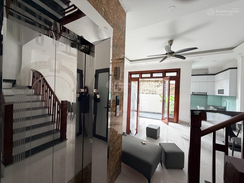 Bán nhà gần ngay sát hồ thạch bàn 8.8tỷ thang máy nhập nội thất đẹp
