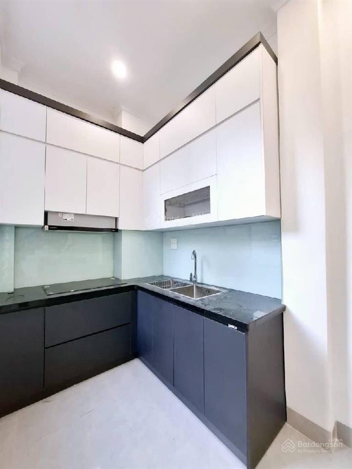 Bán nhà gần ngay sát hồ thạch bàn 8.8tỷ thang máy nhập nội thất đẹp