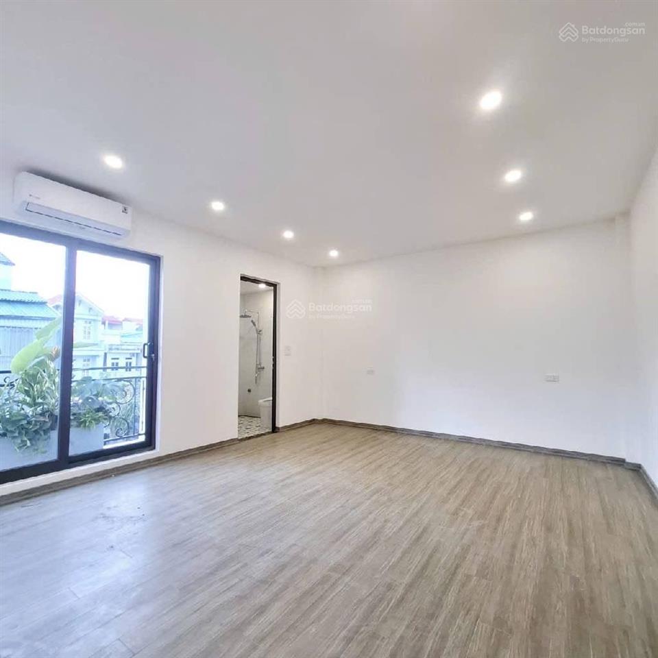 Bán nhà gần ngay sát hồ thạch bàn 8.8tỷ thang máy nhập nội thất đẹp