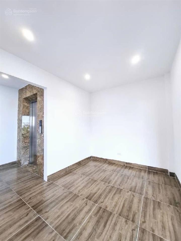 Bán nhà gần ngay sát hồ thạch bàn 8.8tỷ thang máy nhập nội thất đẹp