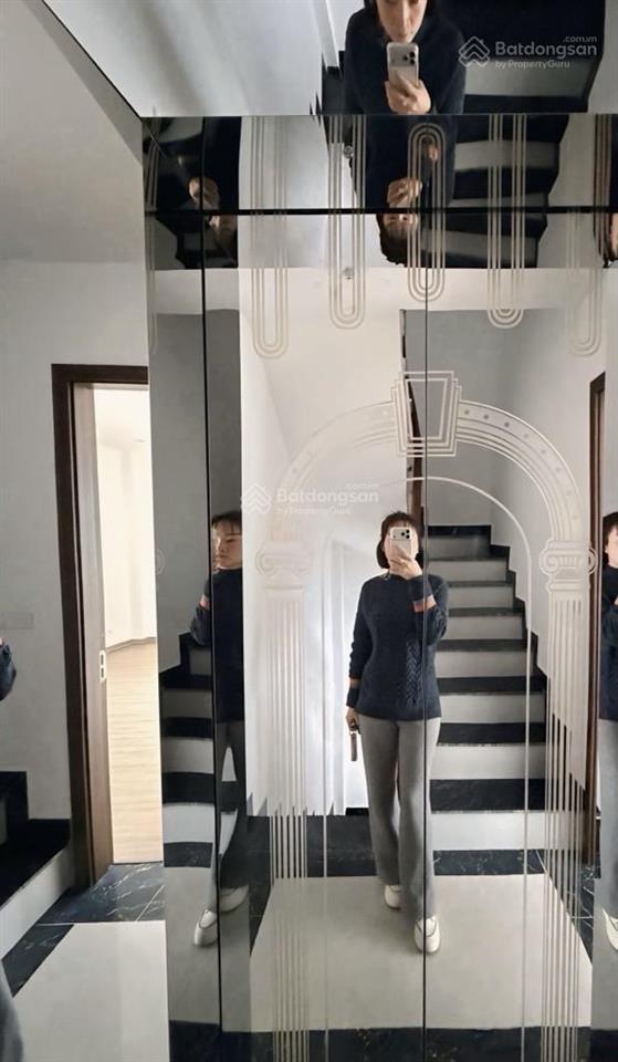 Bán nhà gần ngay sát hồ thạch bàn 8.8tỷ thang máy nhập nội thất đẹp