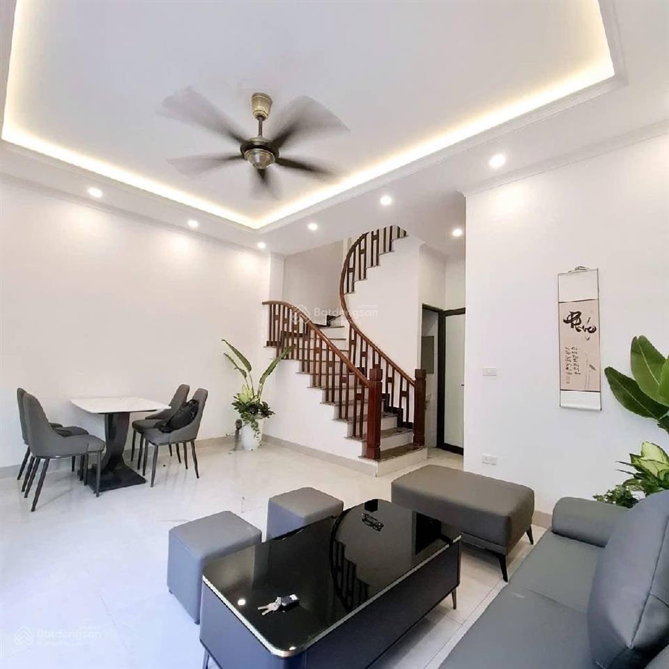 Bán nhà gần ngay sát hồ thạch bàn 8.8tỷ thang máy nhập nội thất đẹp