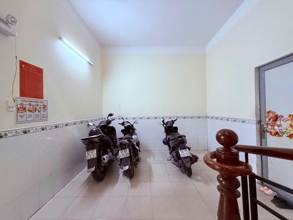 Bán Vinhomes Hóc Môn đường 13m lề đường 3m ngang 5m dài 10m 4 tầng BTCT