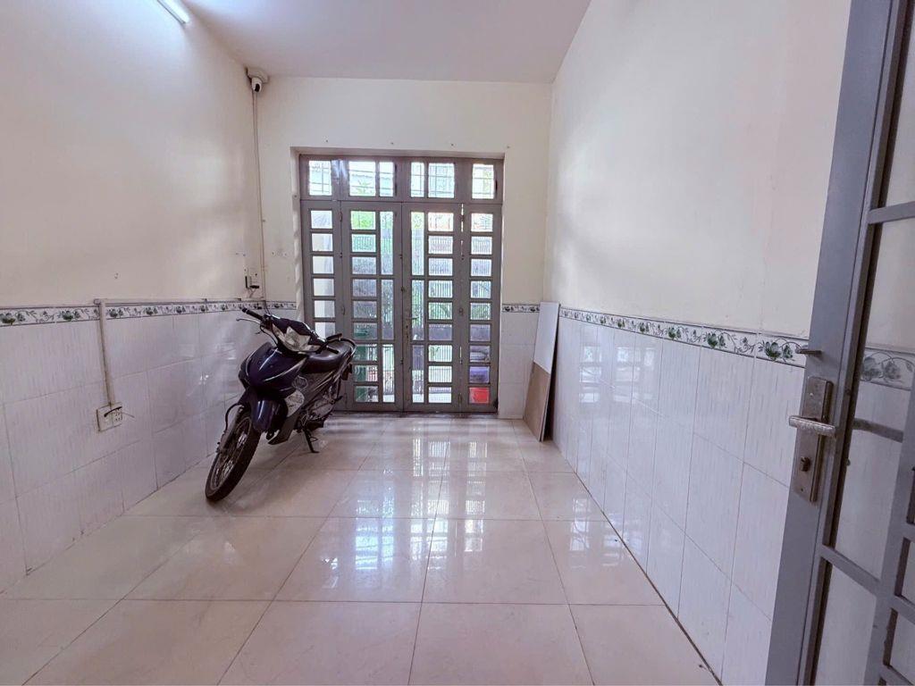 Bán Vinhomes Hóc Môn đường 13m lề đường 3m ngang 5m dài 10m 4 tầng BTCT