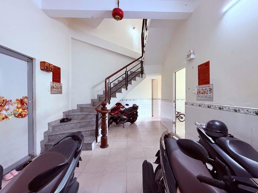 Bán Vinhomes Hóc Môn đường 13m lề đường 3m ngang 5m dài 10m 4 tầng BTCT